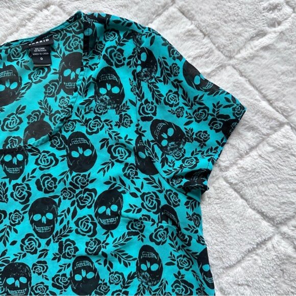 Torrid | Blue & Black Skull Print Chiffon Short Sleeve Blouse | Size 0 - Picture 5 of 12